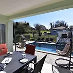 빌라 Comfortable With Pool Buroli