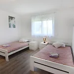 Comfortable With Pool 빌라 Buroli