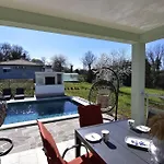빌라 Comfortable With Pool