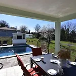 빌라 Comfortable With Pool Buroli