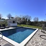 빌라 Comfortable With Pool Buroli