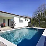 빌라 Comfortable With Pool Buroli