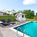 Comfortable With Pool 빌라 Buroli