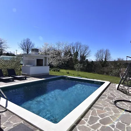 Villa Comfortable With Pool Buroli