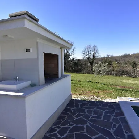 Villa Comfortable With Pool Buroli