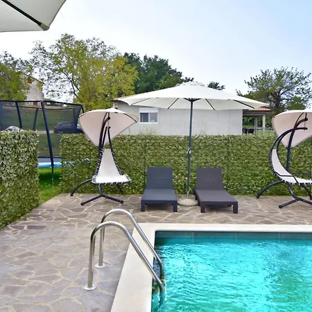 Comfortable With Pool فيلة