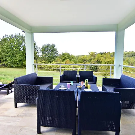 Comfortable With Pool Buroli