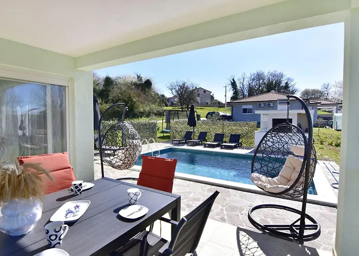 Comfortable With Pool * Buroli