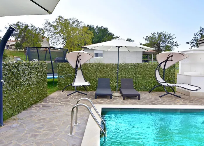 Comfortable With Pool فيلة