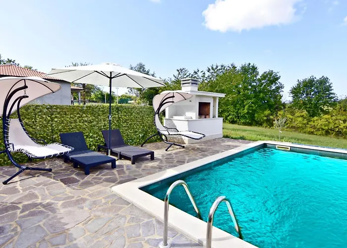Comfortable With Pool فيلة Buroli