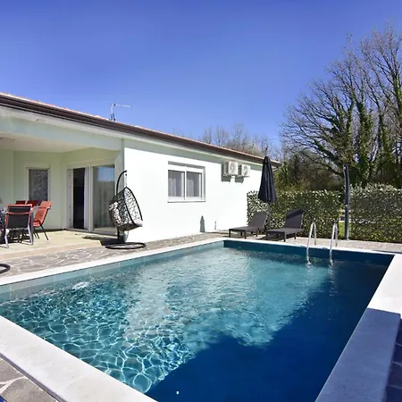 Villa Comfortable With Pool Buroli