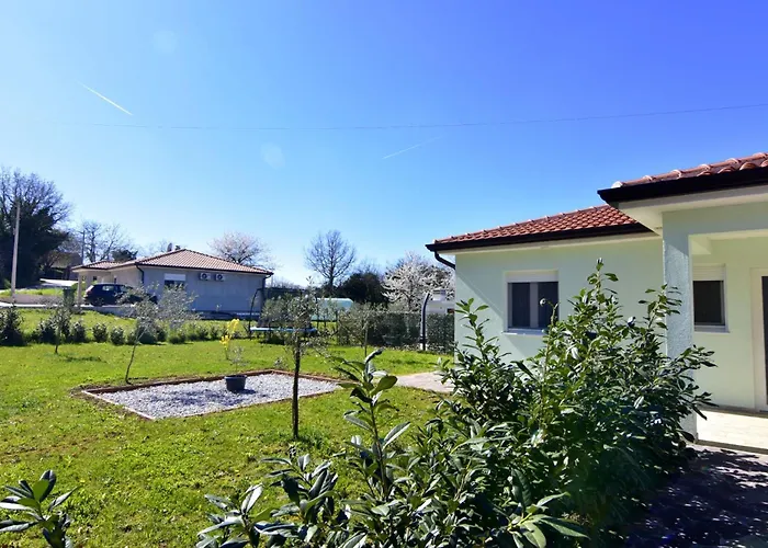 Villa Comfortable With Pool Buroli
